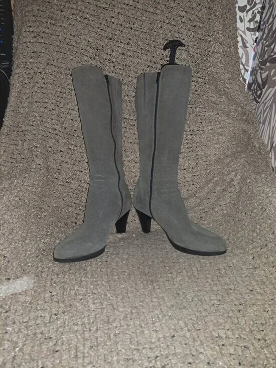 LA CANADIENNE-MAZY-Taupe/Gray Suede-Tall Boots-Side Zip-Studs-Sz 10-Excellent - Picture 4 of 8